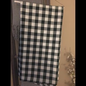 (8) 108” round black/white gingham tablecloths